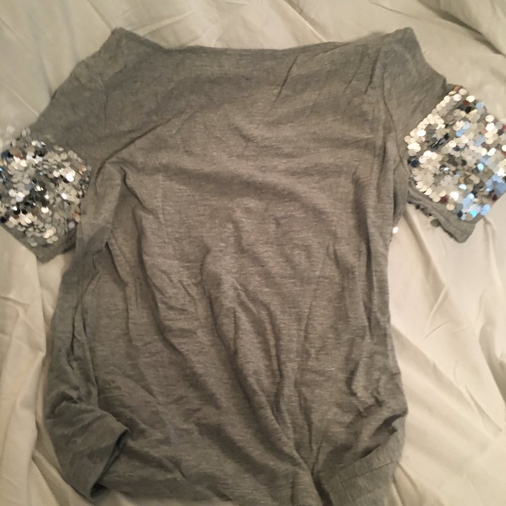 Banana Republic grey top with silver payettes - Picture 2 of 2